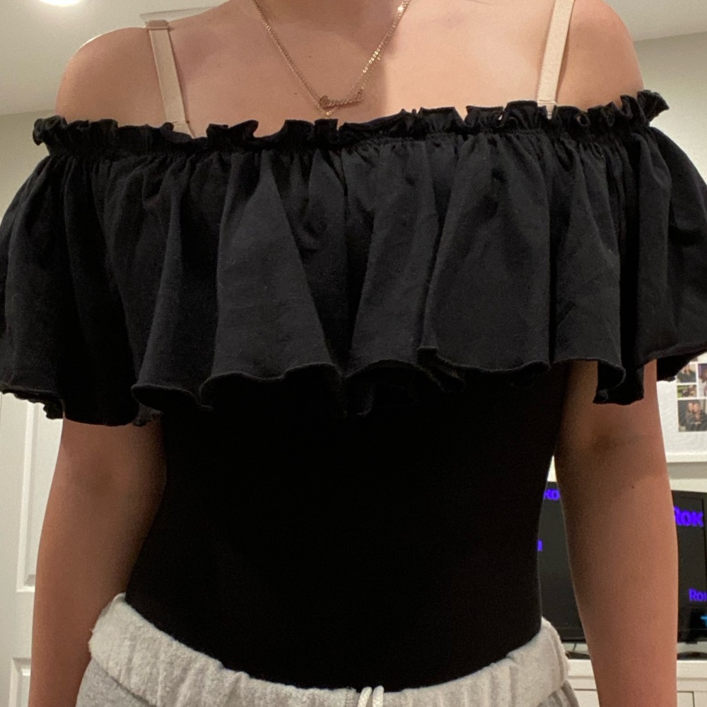 Black ruffle off-shoulder bodysuit🖤